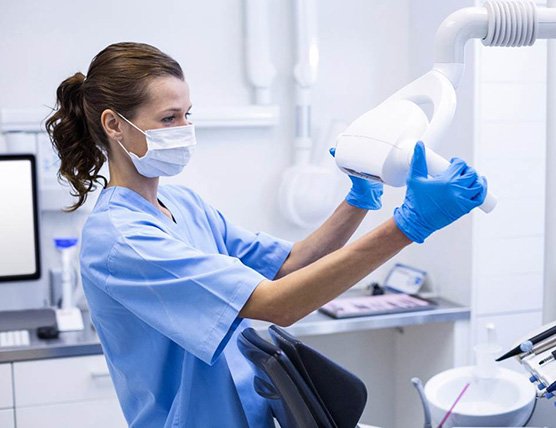 dental assistant adjusting light
